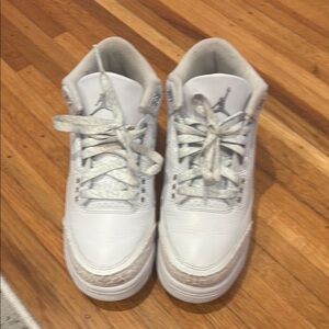 White Sneakers Classic Low-Top Design